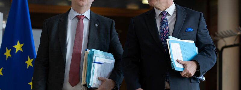 Sie verhandeln für die EU: Von der Leyens Kabinettschef Björn Seibert (l) und Handelskommissar Maros Sefcovic. (Archivbild) - Foto: Omar Havana/AP/dpa