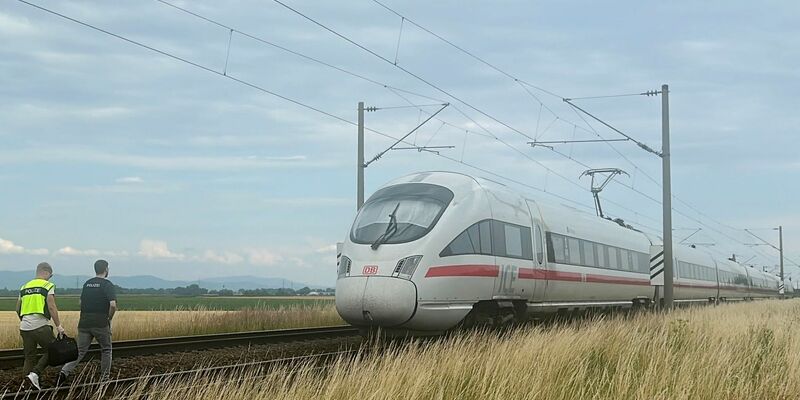 Der ICE blieb nach dem Angriff in der Nähe von Straßkirchen auf offener Strecke stehen. - Foto: Ute Wessels/dpa