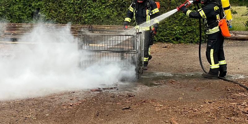 FW-AUR: Gitterbox mit Holz in Flammen - Foto: presseportal.de