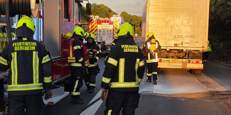 FW Bergheim: LKW brennt auf Autobahn 61 Heißgelaufene Bremse an LKW-Anhänger - Einspurige Sperrung - Foto: presseportal.de