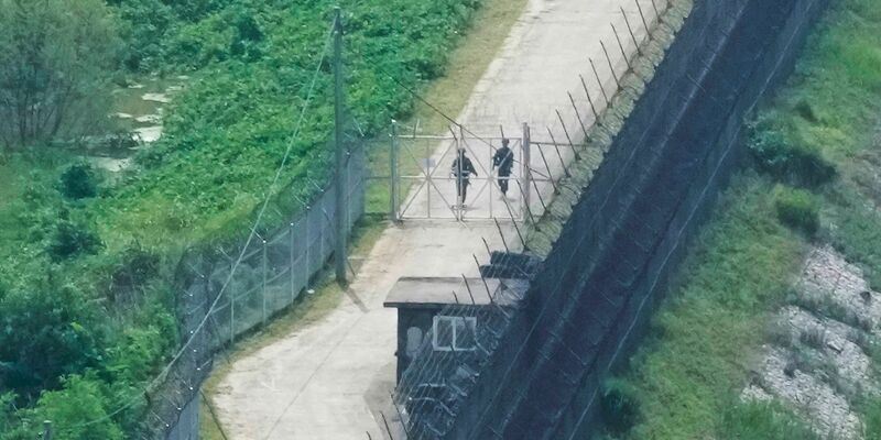 Am Donnerstagabend ist es einem nordkoreanischen Mann gelungen, die hochgerüstete Grenze zu Südkorea zu überqueren. (Archivfoto) - Foto: Ahn Young-joon/AP