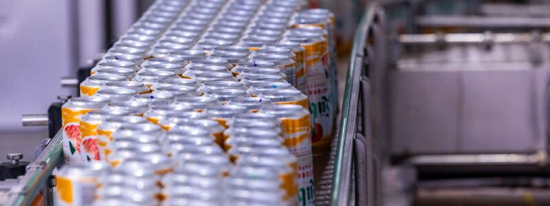 Dosenbier wird wieder häufiger gekauft. (Archivbild) - Foto: Jens Büttner/dpa