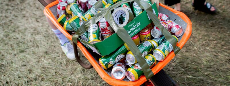 Dosenbier ist gerade bei der jüngeren Generation beliebt. (Archivbild) - Foto: Hauke-Christian Dittrich/dpa