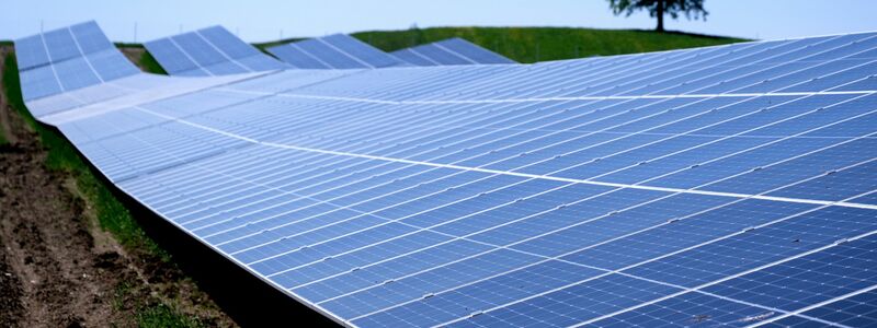 Solarparks wie dieser in der Nähe der Autobahn 95 in Bayern machen knapp ein Drittel der in Deutschland installierten Leistung aus. (Archivbild) - Foto: Sven Hoppe/dpa