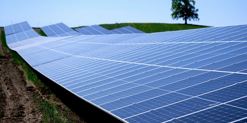Solarparks wie dieser in der Nähe der Autobahn 95 in Bayern machen knapp ein Drittel der in Deutschland installierten Leistung aus. (Archivbild) - Foto: Sven Hoppe/dpa