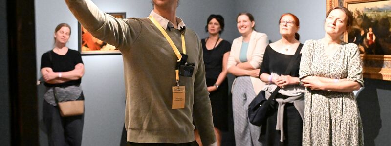 Er schimpft, nörgelt und brüllt die Gruppe an: Der «Grumpy Guide» im Düsseldorfer Kunstpalast vermittelt Kunst auf etwas andere Weise. - Foto: Federico Gambarini/dpa