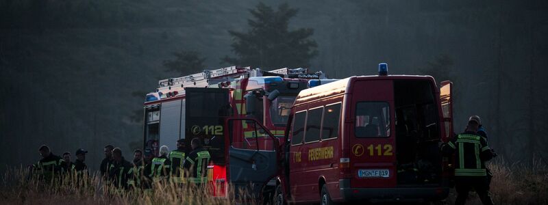 Seit Mittwoch sind Feuerwehren und andere Einsatzkräfte auf der Saalfelder Höhe ununterbrochen im Einsatz. - Foto: Daniel Vogl/dpa