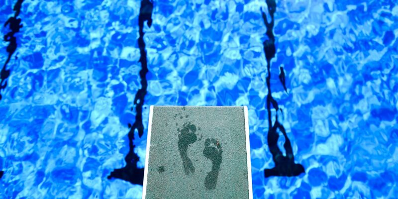 Sicherheit im Freibad für alle - das ist das Ziel. - Foto: Julian Stratenschulte/dpa