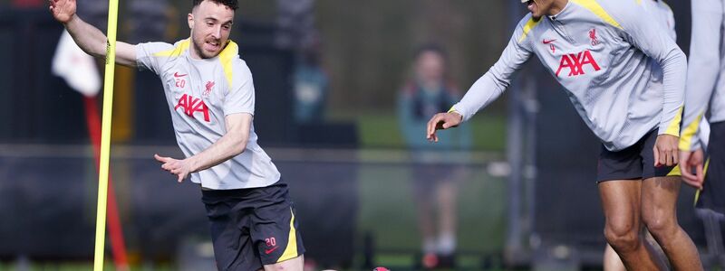 Virgil van Dijk (r.) wird seinen gestorbenen Teamkollegen Diego Jota (l) vermissen - Foto: Peter Byrne/PA Wire/dpa