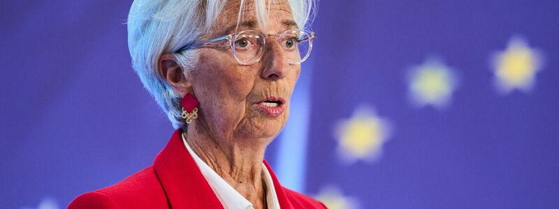 EZB-Präsidentin Christine Lagarde hält sich beim künftigen Kurs bedeckt (Archivbild) - Foto: Michael Probst/AP/dpa