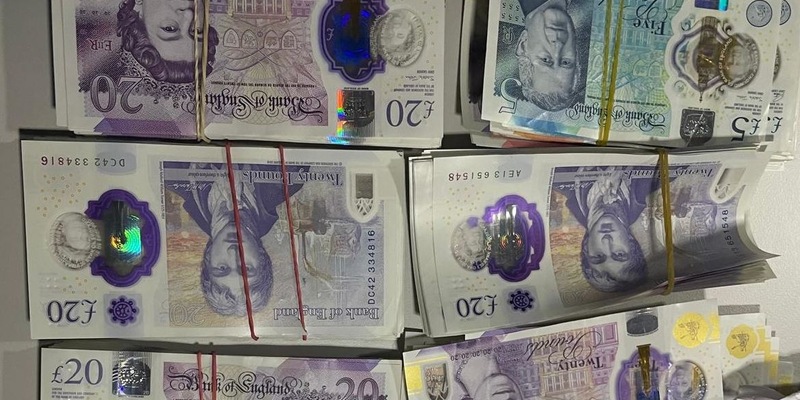 HZA-P: Potsdamer Zoll zieht bei Fahrzeugkontrolle auf der A 10 Barmittel im Wert von mehr als 11.000 Euro aus dem Verkehr / Spürnase Bobby hat den richtigen Riecher - Foto: presseportal.de