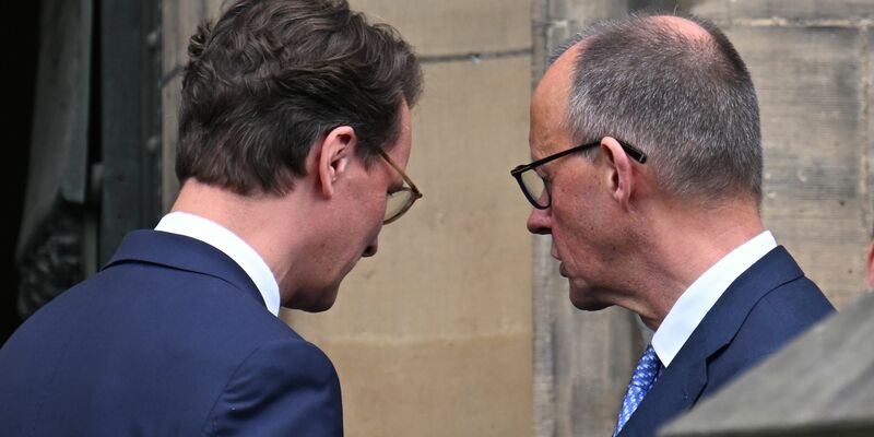 NRW-Ministerpräsident Hendrik Wüst will nicht hinnehmen, dass Friedrich Merz und die Bundesregierung die Stromsteuer nun doch nicht für alle Bürger senken will. (Archivbild) - Foto: Federico Gambarini/dpa