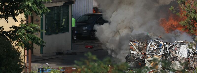 Bei der Explosion ist eine schwarze Rauchwolke zu sehen - die Stadt Rom hat die Bürger aufgerufen, die Fenster geschlossen zu halten.  - Foto: Marco Iacobucci/IPA via ZUMA Press/dpa