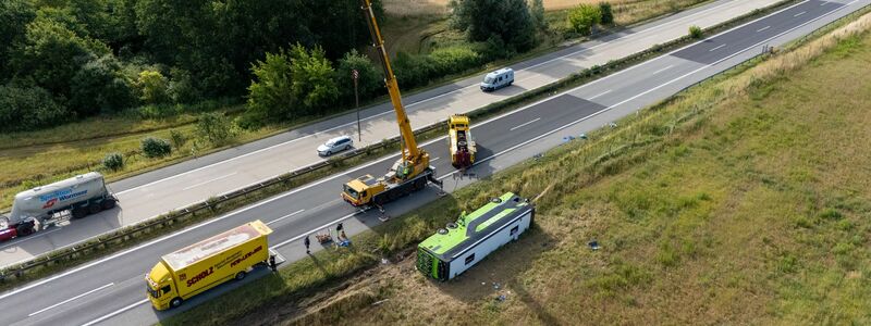 Ein Flixbus ist von der Fahrbahn abgekommen und auf die Seite gekippt. - Foto: René Schröder/NEWS5/dpa
