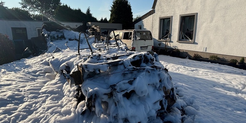 Feuerwehr Goch: Reisemobil in Vollbrand: Feuerwehr verhindert Übergreifen der Flammen - Foto: presseportal.de