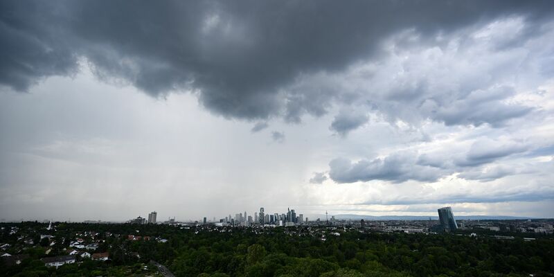 Regen zieht ab Sonntag in Deutschland auf. (Archivbild) - Foto: Arne Dedert/dpa