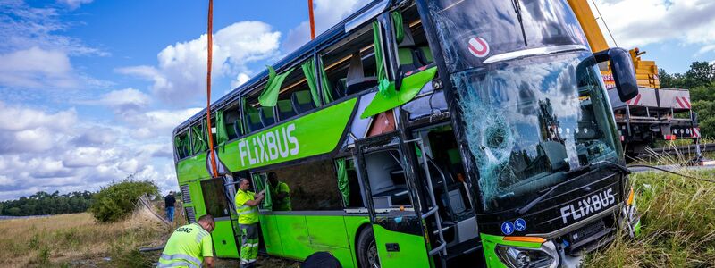 Unverletzte Passagiere sollte ein Ersatzbus nach Berlin bringen. - Foto: Jens Büttner/dpa