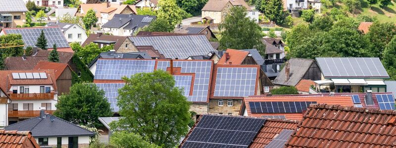 Solaranlagen auf Dächern, Gebäuden und an Fassaden machen den Großteil der installierten Leistung aus. (Archivbild) - Foto: David Inderlied/dpa