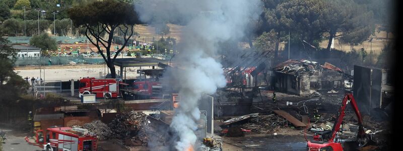 Neben der Tankstelle befindet sich ein Sportzentrum mit einem Tennisplatz, das durch die Explosion schwer beschädigt wurde. - Foto: Marco Iacobucci/IPA via ZUMA Press/dpa