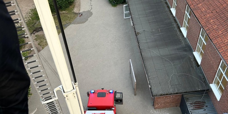 FW Wathlingen: Einsatzübung in der Grundschule Nienhagen - Ortsfeuerwehren Nienhagen und Wathlingen üben das Vorgehen - Foto: presseportal.de