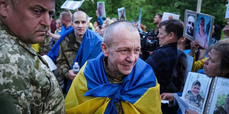 Freigelassene ukrainische Kriegsgefangene nach einem Austausch (Archivbild) - Foto: Evgeniy Maloletka/AP/dpa