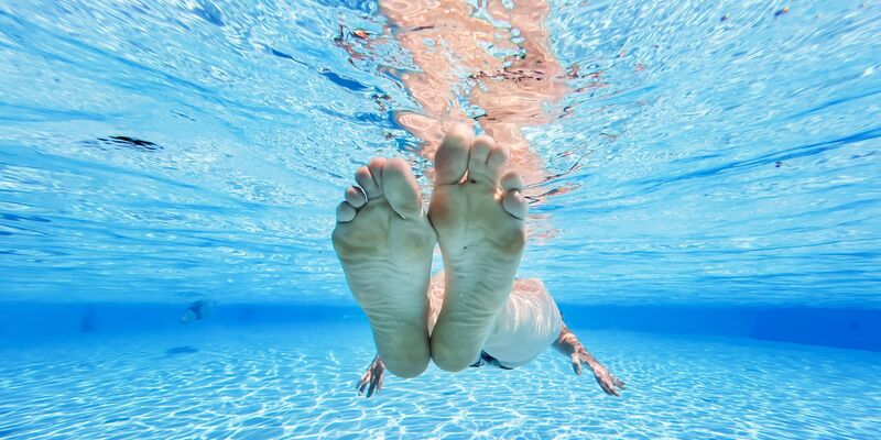 Das Freibad einer Schweizer Gemeinde ist bis Ende August fast ausschließlichen den Einheimischen vorbehalten. (Illustration) - Foto: Julian Stratenschulte/dpa