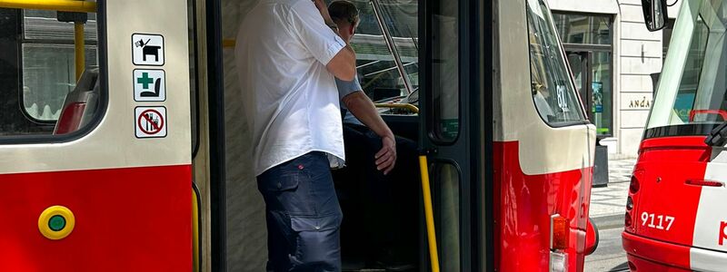 Straßenbahnfahrer unterhalten sich in einer stehenden Straßenbahn miteinander. - Foto: Ptáèek Jan/CTK/dpa