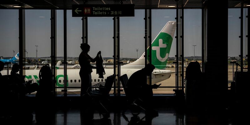 Neben Flügen von und nach Frankreich sind auch Verbindungen von dem Streik betroffen, die nur über Frankreich hinwegfliegen. - Foto: Aurelien Morissard/AP/dpa