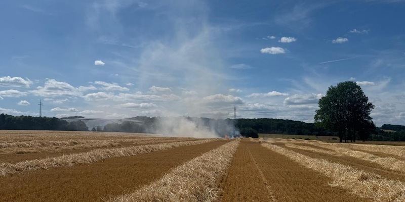 FW-DT: Feuer auf Stoppelfeld - mehrere Einheiten im Einsatz - Foto: presseportal.de