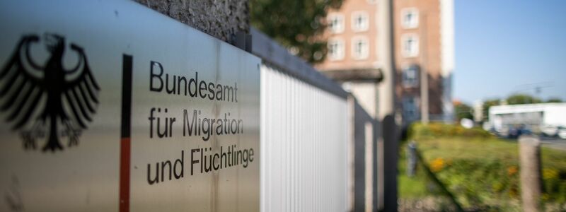 Bundesinnenminister Alexander Dobrindt (CSU) hat das Bundesamt angewiesen, die Widerrufsprüfungen für syrische Staatsangehörige wieder aufzunehmen. (Symbolbild) - Foto: Daniel Karmann/dpa