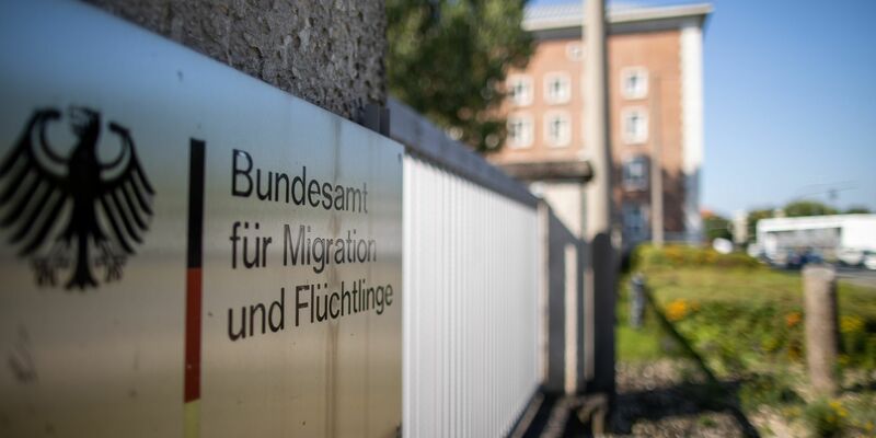 Das Bundesamt für Migration und Flüchtlinge trifft wieder deutlich mehr ablehnende Entscheidungen für Syrer. - Foto: Daniel Karmann/dpa