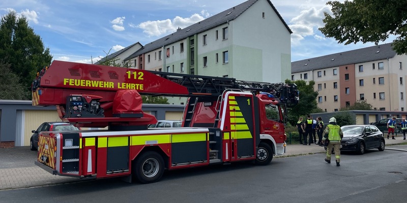 FW Lehrte: Schneller Einsatz der Feuerwehr verhindert Brandausbreitung im Mehrfamilienhaus - Foto: presseportal.de