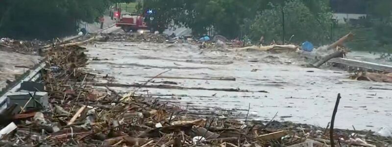 Die Polizeibehörde sprach von einem «katastrophalen Hochwasser». - Foto: -/KSAT/AP/dpa