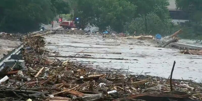 Die Polizeibehörde sprach von einem «katastrophalen Hochwasser». - Foto: -/KSAT/AP/dpa