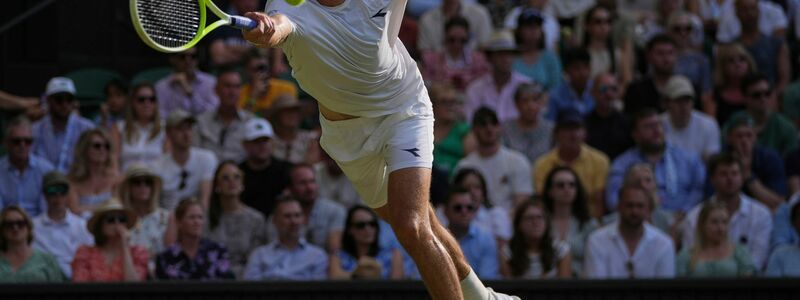 Jan-Lennard Struff streckt sich vergeblich. - Foto: Kin Cheung/AP/dpa