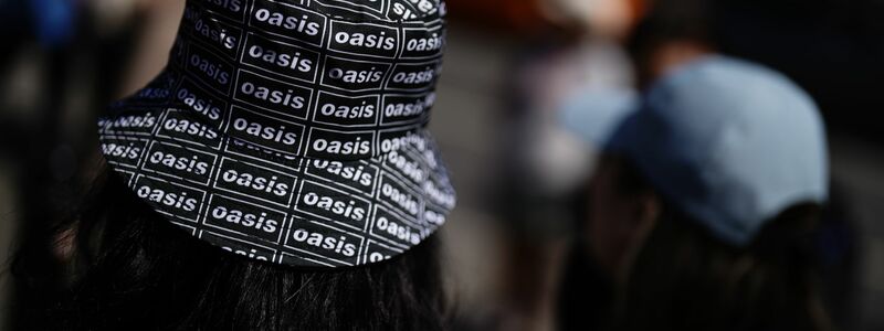Die walisische Stadt feiert den Start der Oasis-Tournee ausgelassen. - Foto: Jordan Pettitt/PA Wire/dpa