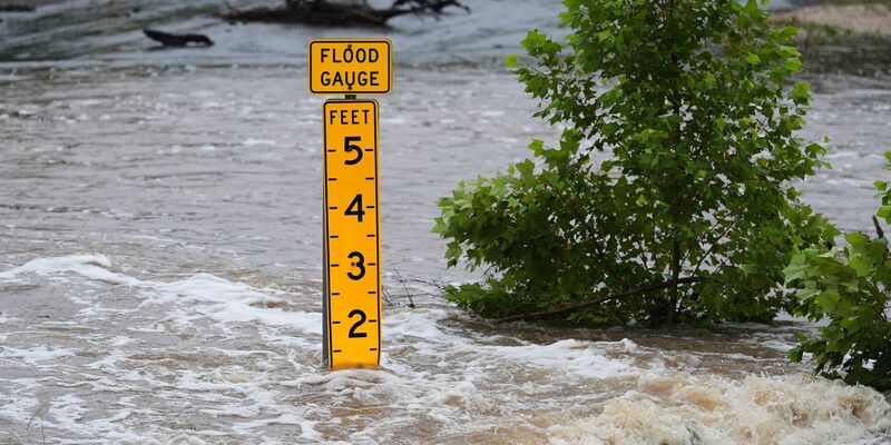 Mit Hubschraubern wurde nach zahlreichen Vermissten gesucht. - Foto: Eric Gay/AP/dpa