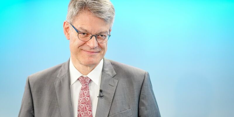 Cannabis am Steuer sieht Verkehrsminister Schnieder (CDU) kritisch. - Foto: Kay Nietfeld/dpa