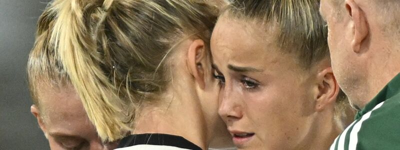 Giulia Gwinn wird von ihrer Bayern-Kollegin Lea Schüller getröstet. - Foto: Gian Ehrenzeller/KEYSTONE/dpa