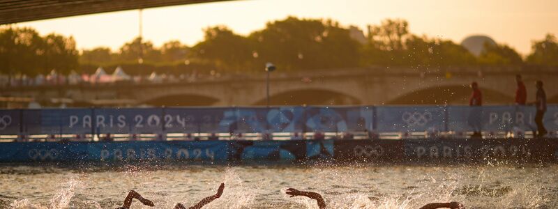 Im vergangenen Jahr während der Olympischen Spiele schwammen bereits Wassersportler in der Seine (Archivbild). - Foto: David Goldman/AP/dpa