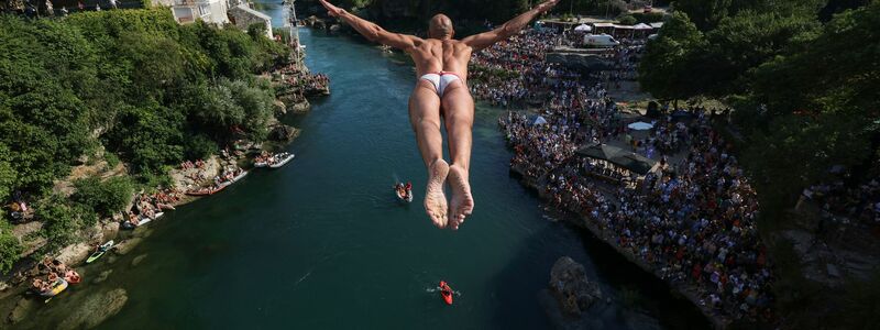 Der Sprung von der Brücke Stari Most in Mostar ist nur etwas für Trainierte. (Archivbild) - Foto: Armin Durgut/AP/dpa