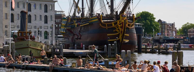 In Amsterdam ist das Schwimmen in den Gewässern mitten in der Stadt möglich. (Archivbild) - Foto: Peter Dejong/AP/dpa