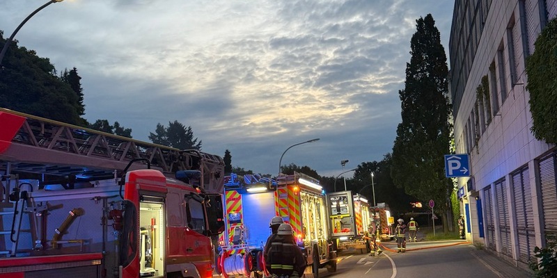 FW Norderstedt: Brand in Tiefgarage in der Berliner Allee - Drei Fahrzeuge vollständig ausgebrannt, rund 70 Einsatzkräfte mehrere Stunden im Einsatz - Foto: presseportal.de