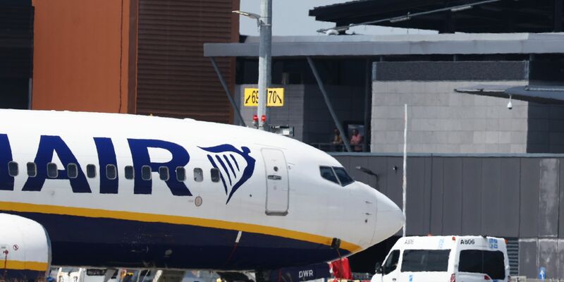 Ein Ryanair-Flug von Palma de Mallorca nach Manchester musste vor dem Start wegen eines falschen Feueralarms abgebrochen werden. (Archivfoto)  - Foto: Virginie Lefour/Belga/dpa
