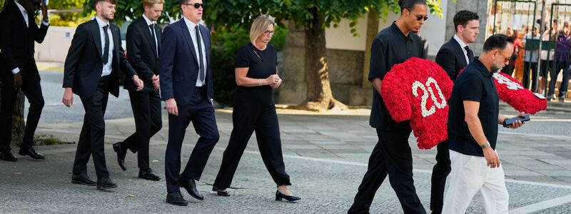 Der Sarg von André Silva wird in die Kirche von Gondomar getragen. - Foto: Manu Fernandez/AP/dpa