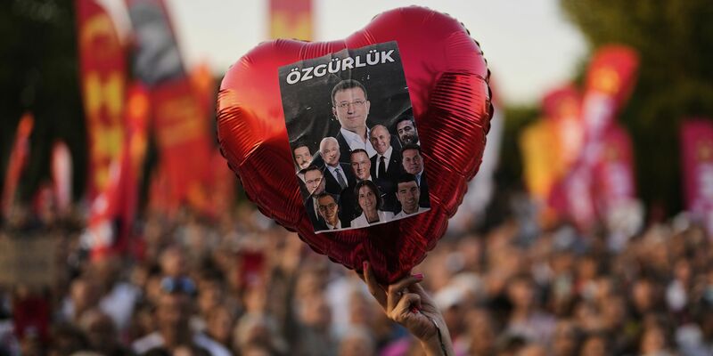 Immer wieder gibt es in der Türkei Demonstrationen für die Freilassung inhaftierter CHP-Politiker wie Ekrem Imamoglu. (Archivbild) - Foto: Khalil Hamra/AP/dpa