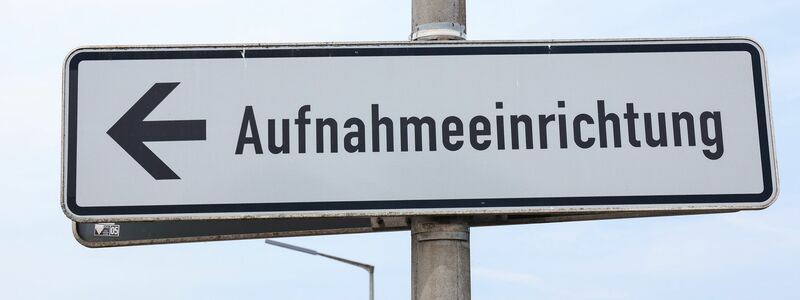 Zuerst werden die Asylbewerber in den Erstaufnahmeeinrichtungen der Länder untergebracht. (Symbolbild) - Foto: Daniel Löb/dpa
