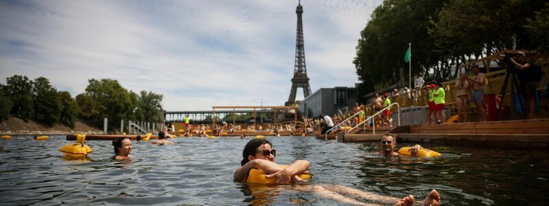 Menschen an der Badestelle Grenelle an der Seine. - Foto: Thomas Padilla/AP/dpa