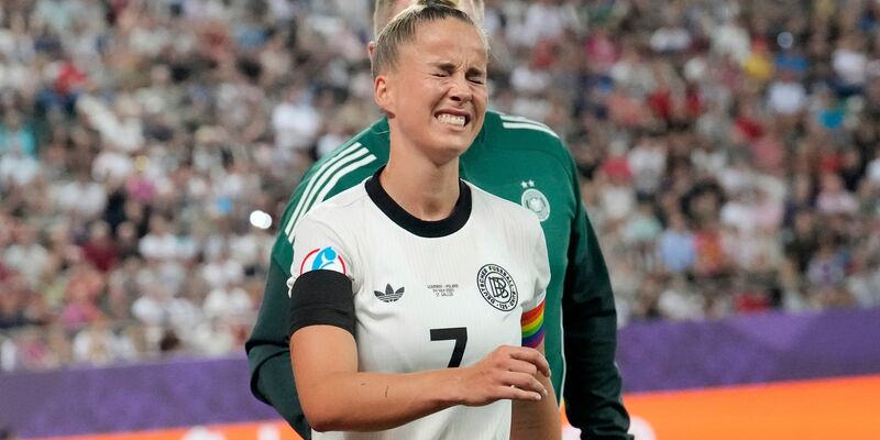 Giulia Gwinn hat sich beim EM-Auftakt schwer verletzt. - Foto: Martin Meissner/AP/dpa