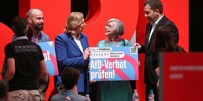Bärbel Bas und Lars Klingbeil mit Schild zu Petition zu AfD-Verbot (Archiv) - Foto: über dts Nachrichtenagentur